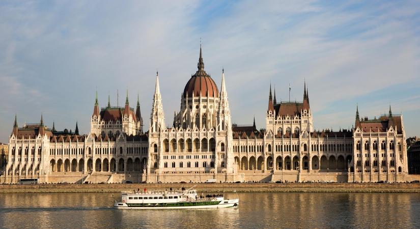 Válsághelyzet Budapesten, milliárdokat emelt le a kormány