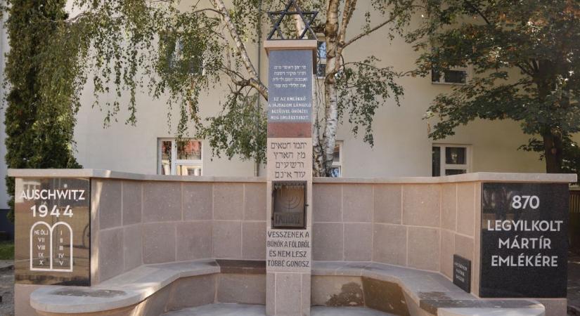 Közös megemlékezést tartanak az új emlékműnél