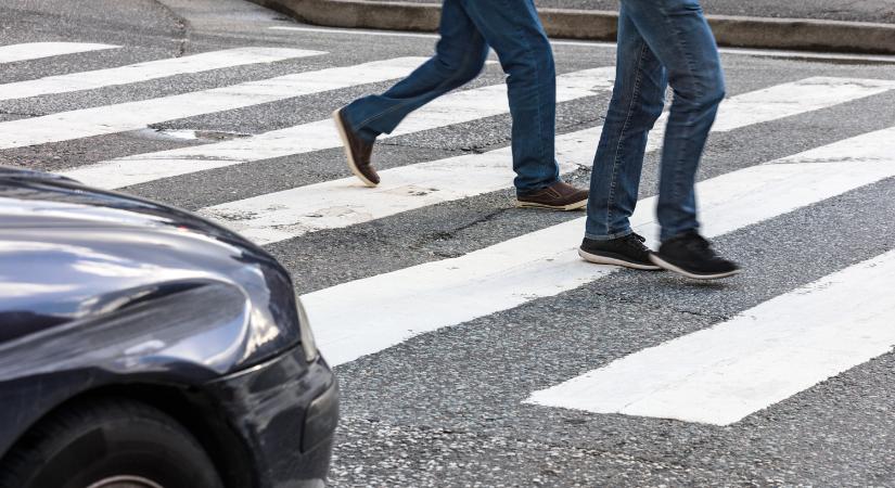 Nem vicc, sebességkorlátozást vezetnek be a gyalogosokra is