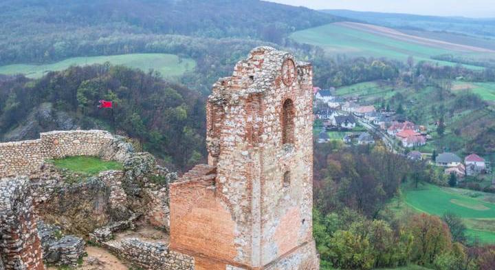 Vandálok rongálták meg a középkori magyar várat: nem csak a falat tették tönkre