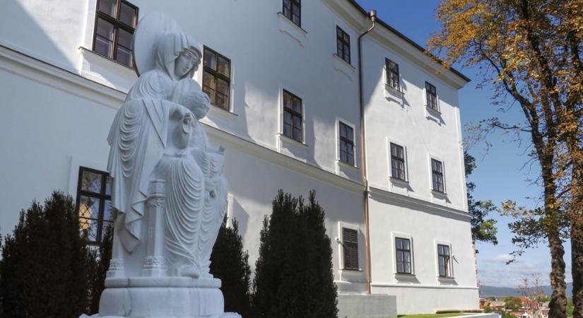 Új szobrokat csodálhatnak meg a veszprémi várnegyedbe látogatók