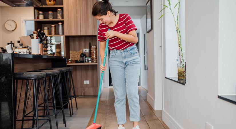 Hogy nem jutott még eszedbe?! Annyira egyszerű trükk, és soha többé nem marad por a söprés után