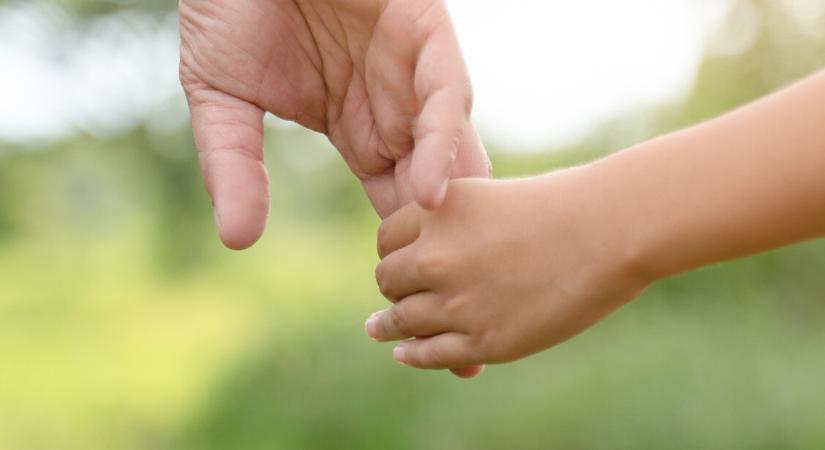 Örökbefogadó szülőkhöz került a kisfiú, aki három éve élt egy kórházi rácsos ágyban