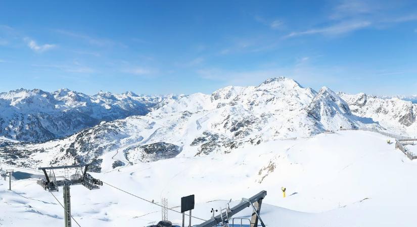 Elképesztő havazás: már majdnem egy méteres a hó a magyarok egyik kedvenc síterepén