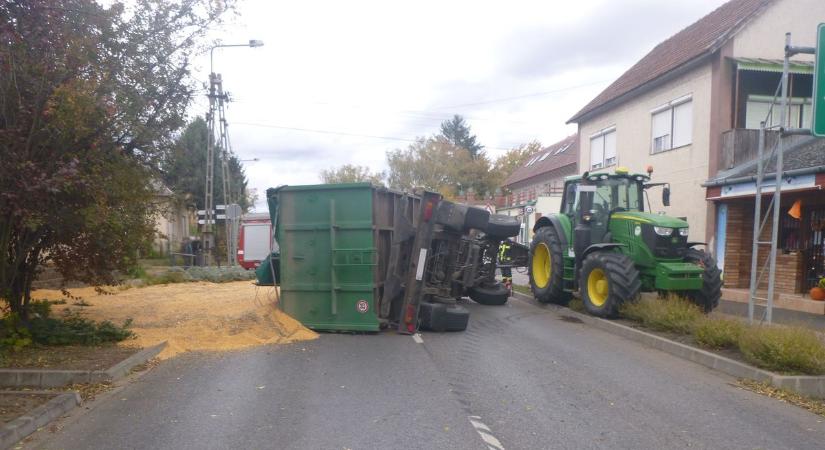 Kukoricával borította be az úttestet egy traktor Jászfényszarun – galériával