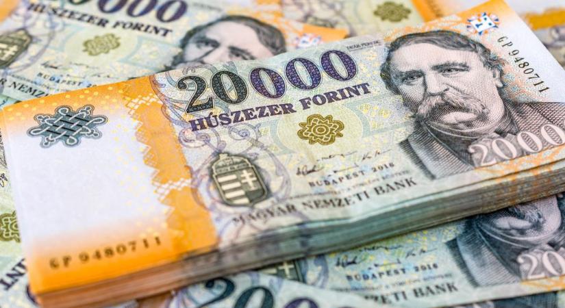 444: Orbánék már közel másfélszer annyi pénzt osztottak szét, mint a 2022-es választás előtt, mégsem érezni a hatást