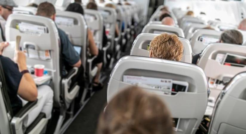 Botrány a fellegek között: villával esett neki utastársainak egy férfi a repülőn, drámai döntést hozott a pilóta