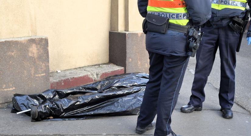 Holttestet találtak a kaposvári Honvéd utcában a járdán, sok még a kérdőjel