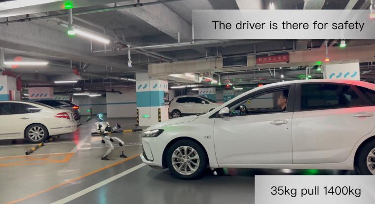 Ez a kis humanoid robot egy autót is képes elhúzni