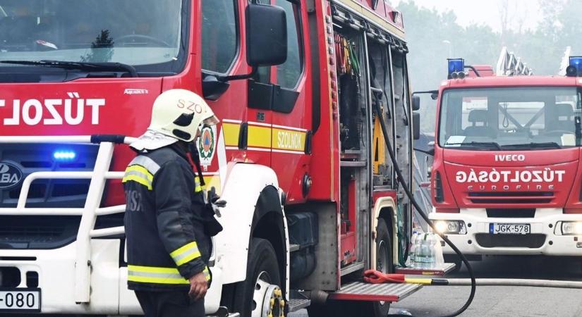Lángol egy jármű! Már félig lezárták az utat!