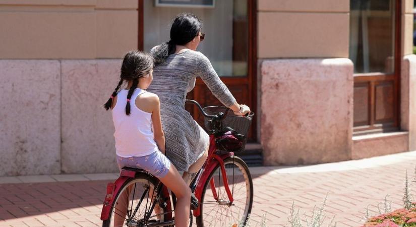 Hiába ordibált a biciklis anyuka a debreceni parkolóháznál, ezért a húzásért csúnyán kiosztották