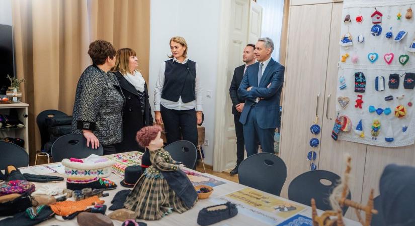 Pacskerek, kézimunkák és miniszteri elismerés – Lázár János a bonyhádi gyűjtemény vendége volt