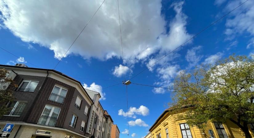 Szinte járhatatlan Szeged egyik forgalmas utcája, a boltosok és a helyiek is egyre türelmetlenebbek