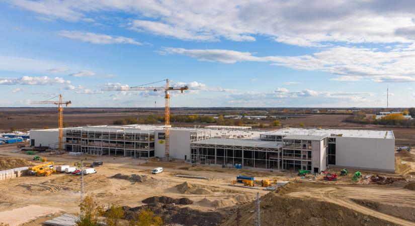 31 ezer négyzetméteres baromfiüzem érte el a szerkezetkész állapotot Szentesen