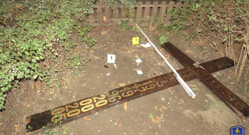 Hatalmas, templomból lopott kereszttel a hátán balhézott egy férfi a II. kerületben