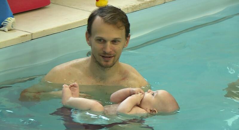 Vízbiztonságot ad a babaúszás