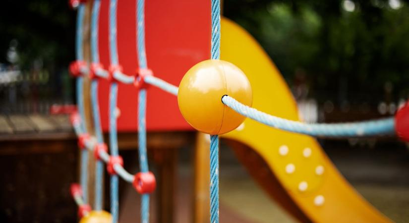 Körbekerítették a Váci utcai játszóteret – a forgácslapgyár segített a megvalósításban