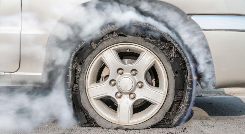 Szétrobbant a gumi 130-nál: a rémálom, ami bárkivel megtörténhet Szabolcsban is – így úszhatod meg baj nélkül