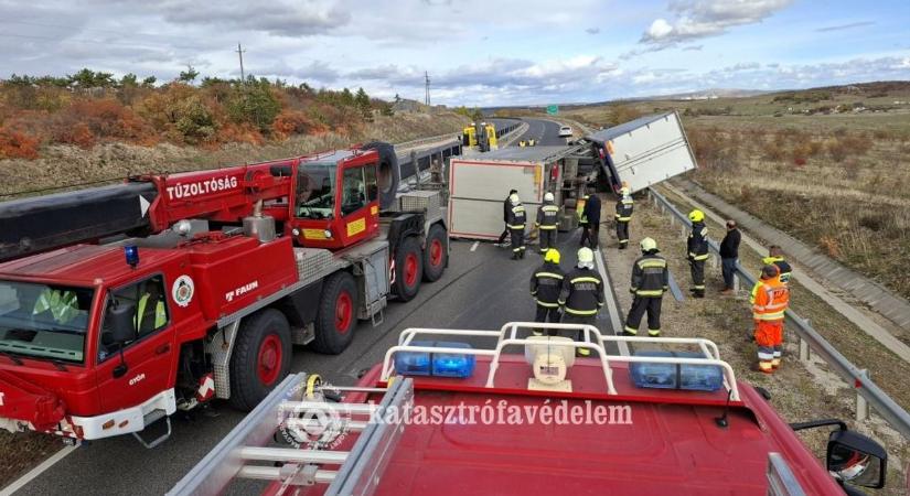 Helyszíni fotók: Veszprémből rohant a daru a 8-as útra, tonnákat kellett emelni ( galéria)