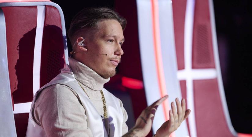 Manuel barátnője szívdöglesztő: bőr miniben jelent meg a koncerten