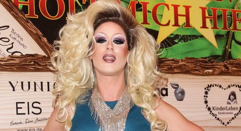 Komoly állami pénzeket zsebelt be a gyermekpornográfiáért jogerősen elítélt dragqueen