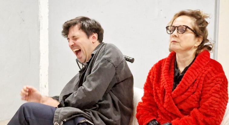 Kanapéhuszárok vagyunk vagy boldogok? – Jön a Láthatáron Csoport premierje keres választ