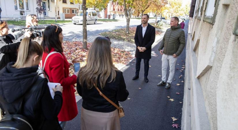 A lakosság kérésére: már nem botladozunk, ismét újabb szakasz készült el a belvárosban (galéria, videó)