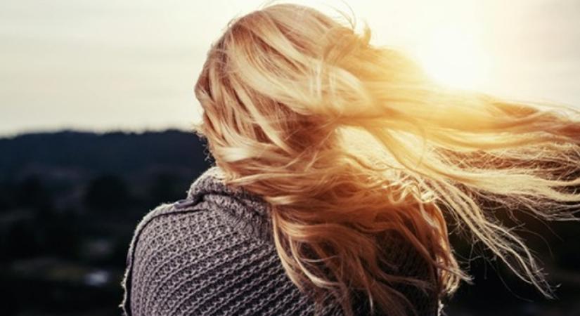 Hideg idő, sima haj: a legjobb hajegyenesítési módszerek az őszi-téli szezonra