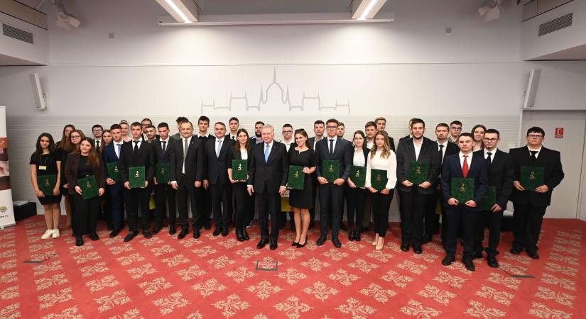 Somogyi ösztöndíjas is van a Magyarok Kenyere a Jövőért programban