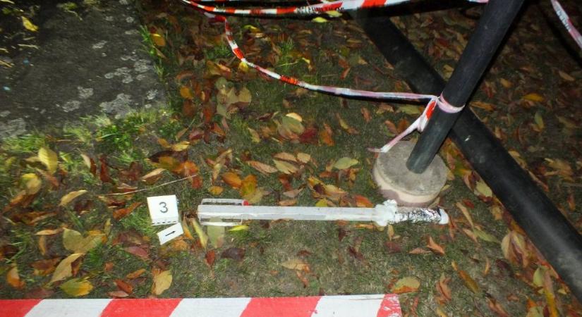 Vascsővel és deszkával vert halálra két kamasz egy férfit az egyik hajdúnánási buszmegállóban