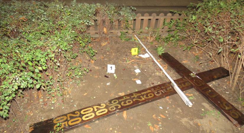 Kétméteres fakereszttel távozott a II. kerületi templomból, a sekrestyés sem tudta útját állni