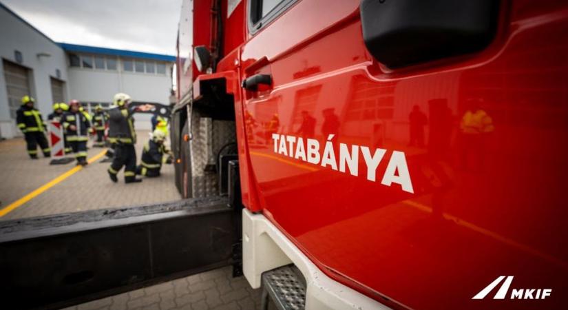 Lángoló autóhoz rohantak a tűzoltók, a Bánhidai lakótelepen csaptak fel a lángok