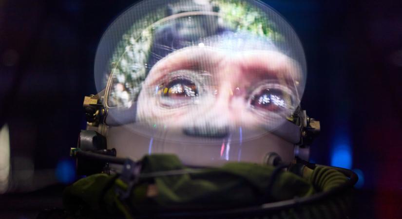 Lélegző gépek, felfelé hulló eső – a technológia és az élet határán egyensúlyoz a Light Art Museum idei kiállítása