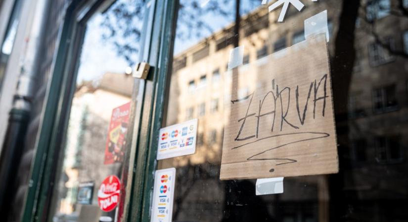 Így lesznek nyitva a boltok, temetők, virágosok november 1-jén