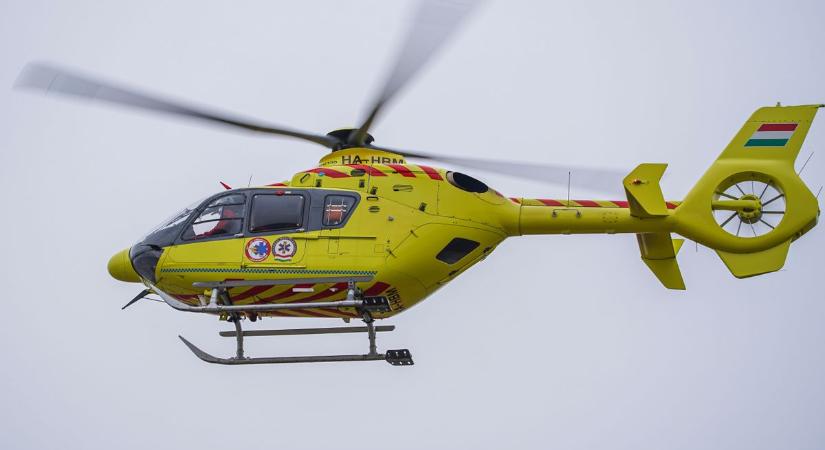 Ütközött és árokba borult egy autó Újfehértón! Mentőhelikoptert riasztottak a helyszínre!