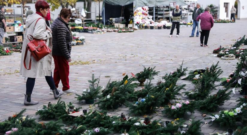 Tavalyi áron vásárolhatunk sírdíszeket mindenszentekre