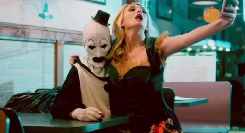 A Terrifier sztárja beperelte az alkotókat, amiért meztelenkedésre kényszerítették a forgatáson, és állítólag ki sem fizették őt