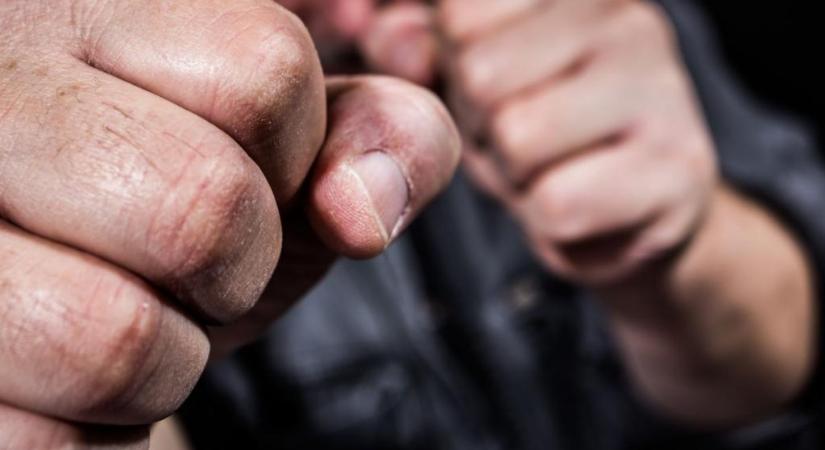 Összeverekedett egy férfi és egy nő a kocsmában