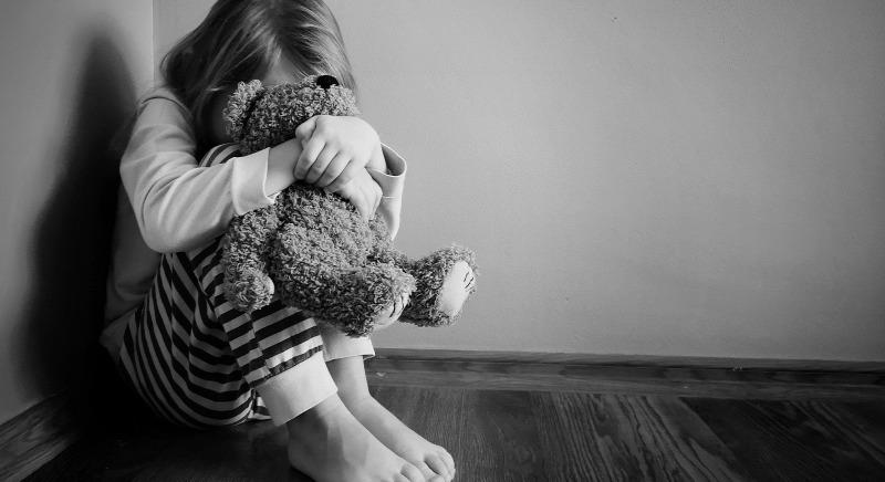 Szexuálisan bántalmazta kiskorú nevelt lányait egy férfi Magyarországon, húsz év fegyházra ítélték