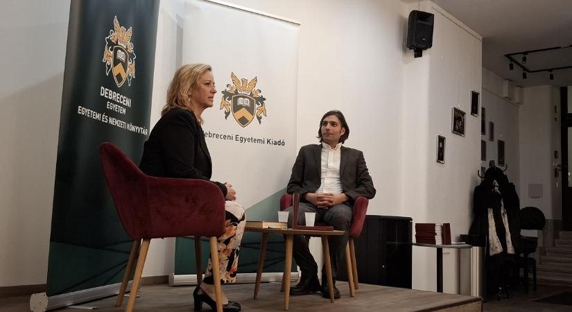 Debreceni diákélet dalai, anekdotái és humora: Horog Máté kötetbemutatója a Debreceni Egyetemen