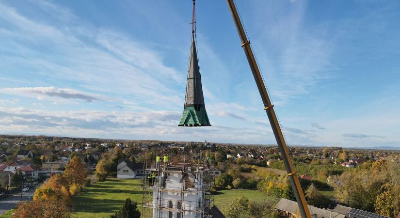 Lecserélték a tiszavasvári templom tornyának sisakját – fantasztikus fotókon a művelet