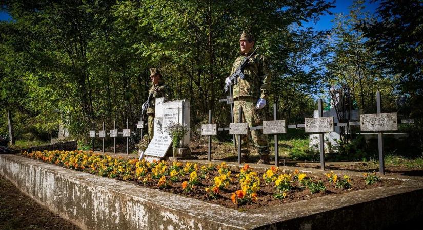Fejet hajtottak a túlerő ellen küzdő hősök előtt