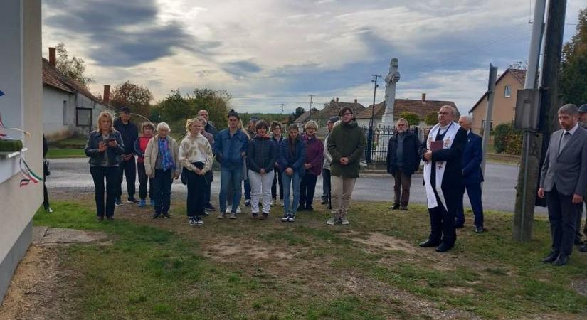 Táblát avattak Kemeneskápolna '56-os aktorainak emlékére