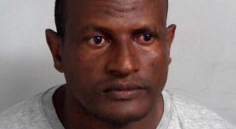 Egy rakás pénzt kapott a brit rendőrségtől a véletlenül kiengedett szexuális bűnöző, miután azzal fenyegetőzött, hogy akadályozni fogja a saját deportálását