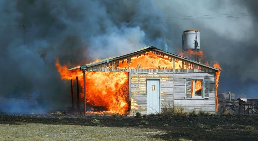 Száz négyzetméteres műhely kapott lángra Pitvaroson