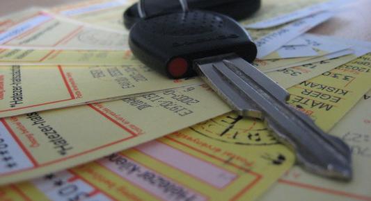 Spórolhatnának a magyar autósok, de a tulajdonosok kétharmada még sosem váltott KGFB-t