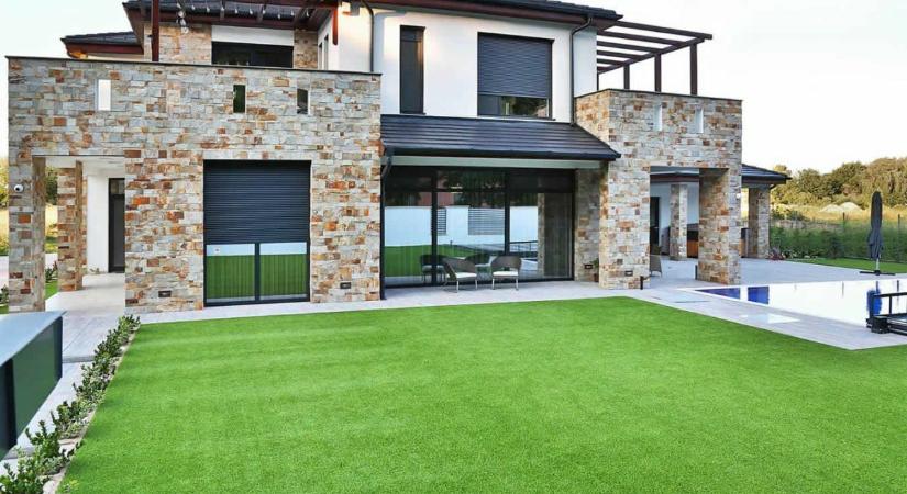 A Holland Pázsit műfüvei kutyásoknak: tiszta kert, boldog tappancsok – Sárközy Ákos és Istenes László is ezt választotta