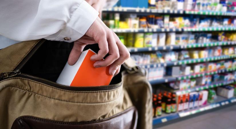 Videón, ahogy gyanútlan nyugdíjasokat zsebelnek ki szemrebbenés nélkül Kaposváron