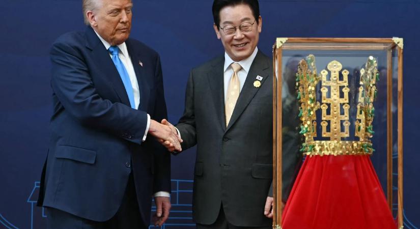 Aranykoronát kapott ajándékba Trump Dél-Koreában