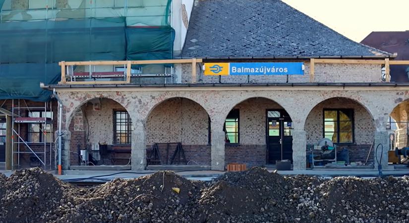Elindult a vasútállomás felújítása Balmazújvárosban - 2026 március végéig készül el
